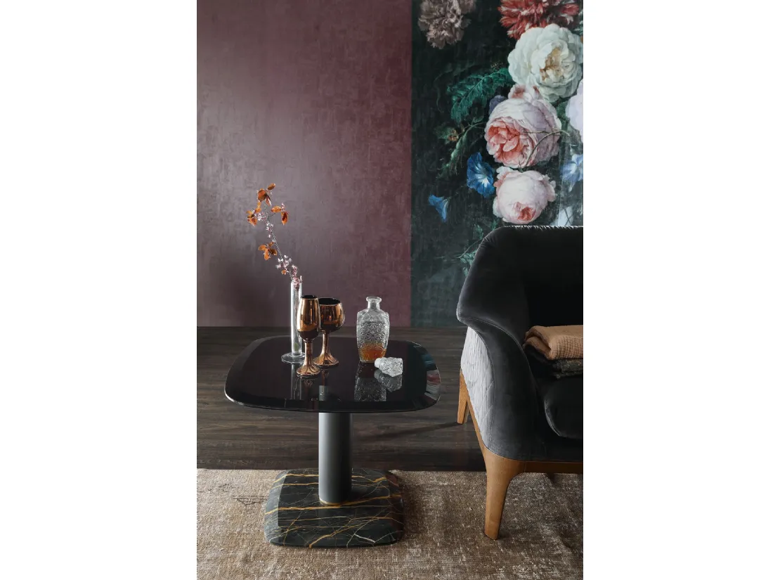 Tavolino Botero con base in marmo, metallo e top vetro di Tonin Casa