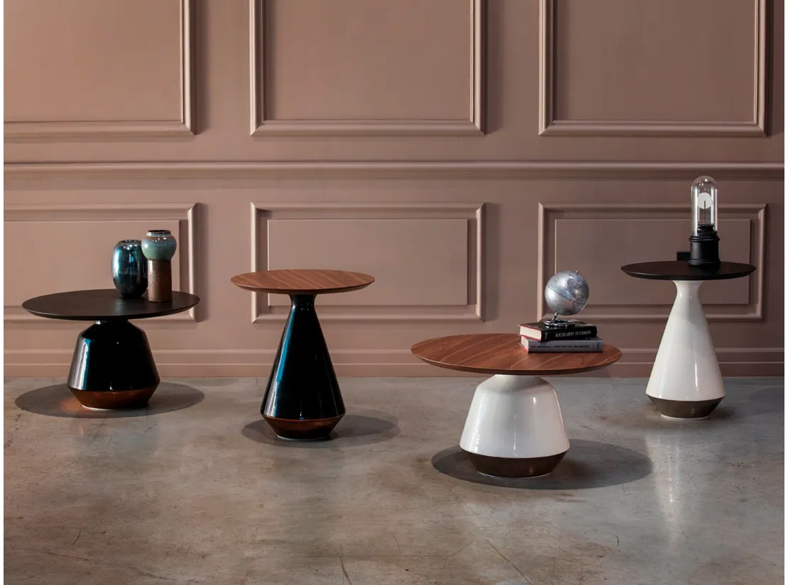 Tavolino rotondo con top rivestito in legno e base in ceramica bianca o nera Amira di Tonin Casa